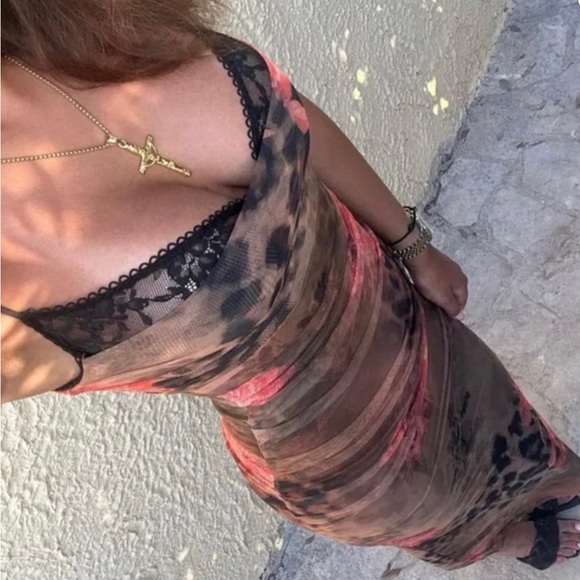 HOUSE OF CB 'Nalini’ Printed Maxi Dress - Picture 5 of 11